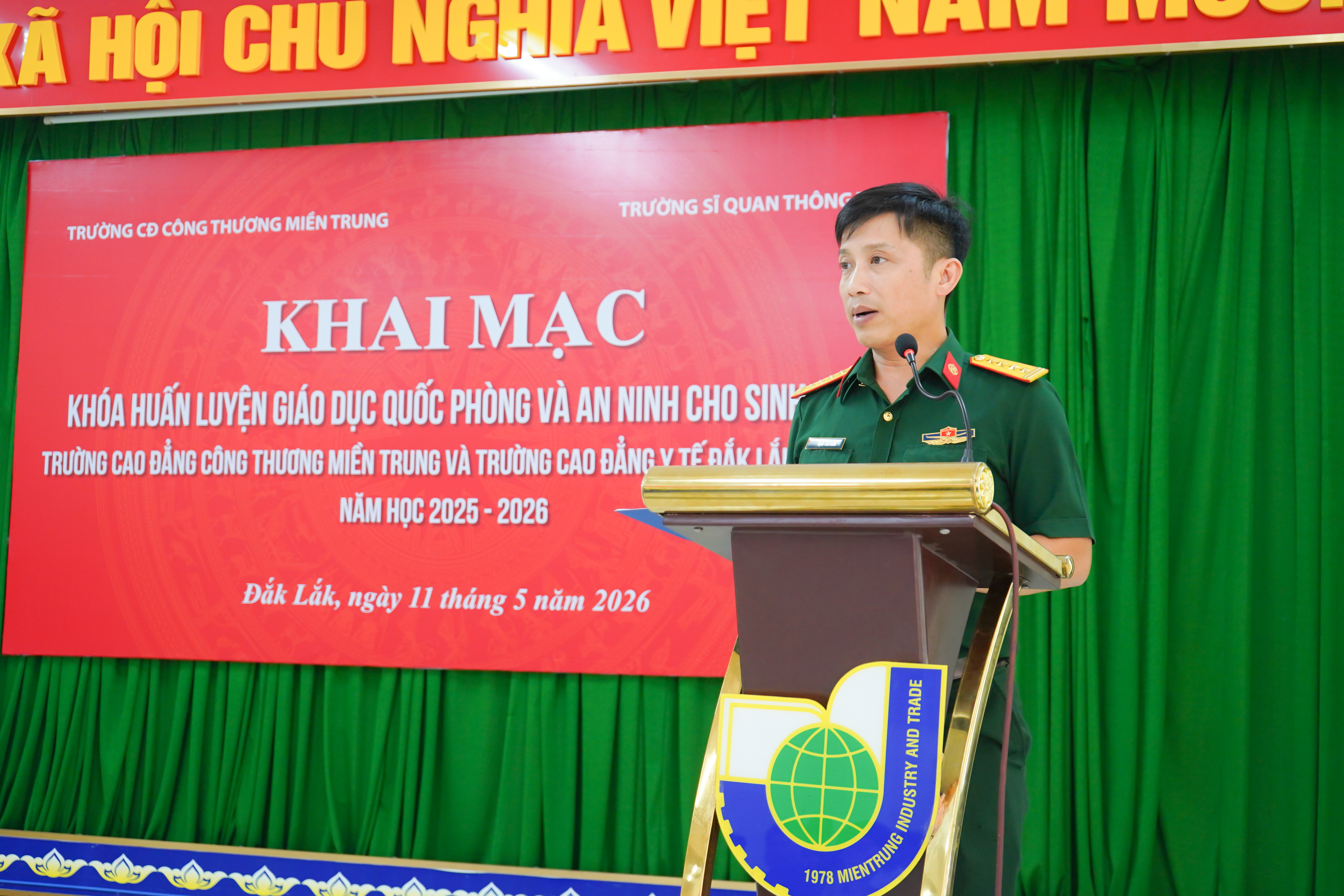 Khai mạc khóa huấn luyện Giáo dục quốc phòng và an ninh cho hơn 300 sinh viên Trường Cao đẳng Công thương Miền Trung và Trường Cao đẳng Y tế Đắk Lắk cơ sở 3